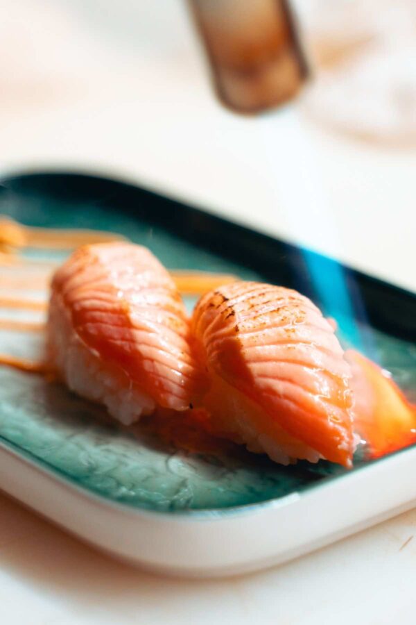 sushi salmon flameado