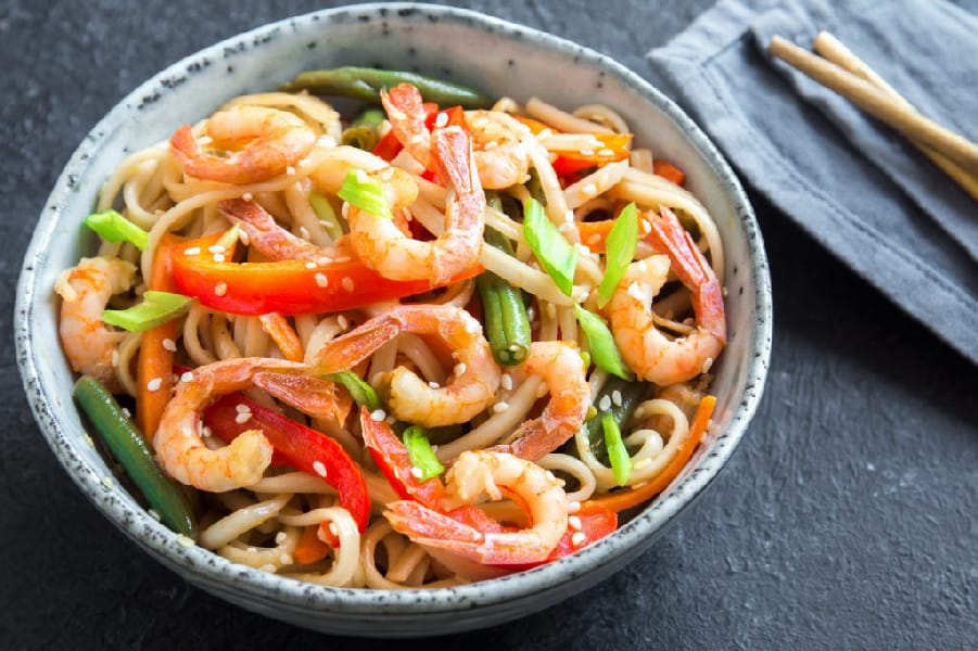 Udon frito con gambas